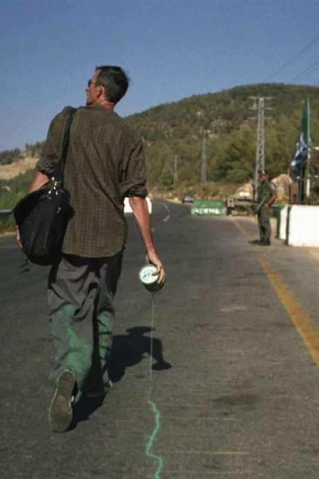 In The Green Line, Francis Alÿs walks along the armistice demarcation created after the 1948 Arab‑Israeli War, carrying a punctured can that leaks green paint. The performance revisits his 1996 work The Leak, shifting its focus to borders, maps and the right to inhabit disputed territory, blurring poetry and politics.
